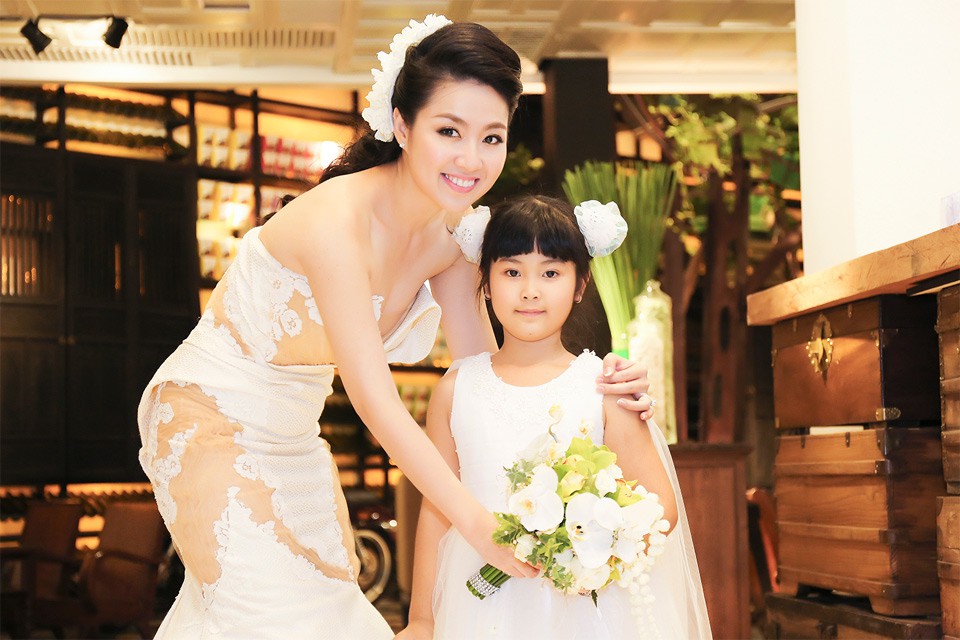 Lê Khánh kỉ niệm 16 năm yêu với ông xã trước khi lâm bồn chào đón con đầu lòng