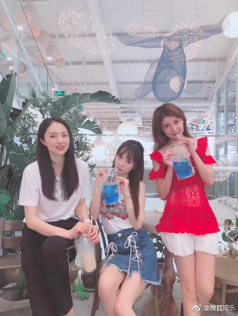 Bức ảnh selfie tai tiếng nhất Cbiz hôm nay: Kẻ ngoại tình Lý Tiểu Lộ rạng rỡ bên vợ sao nam bị tố cưỡng bức