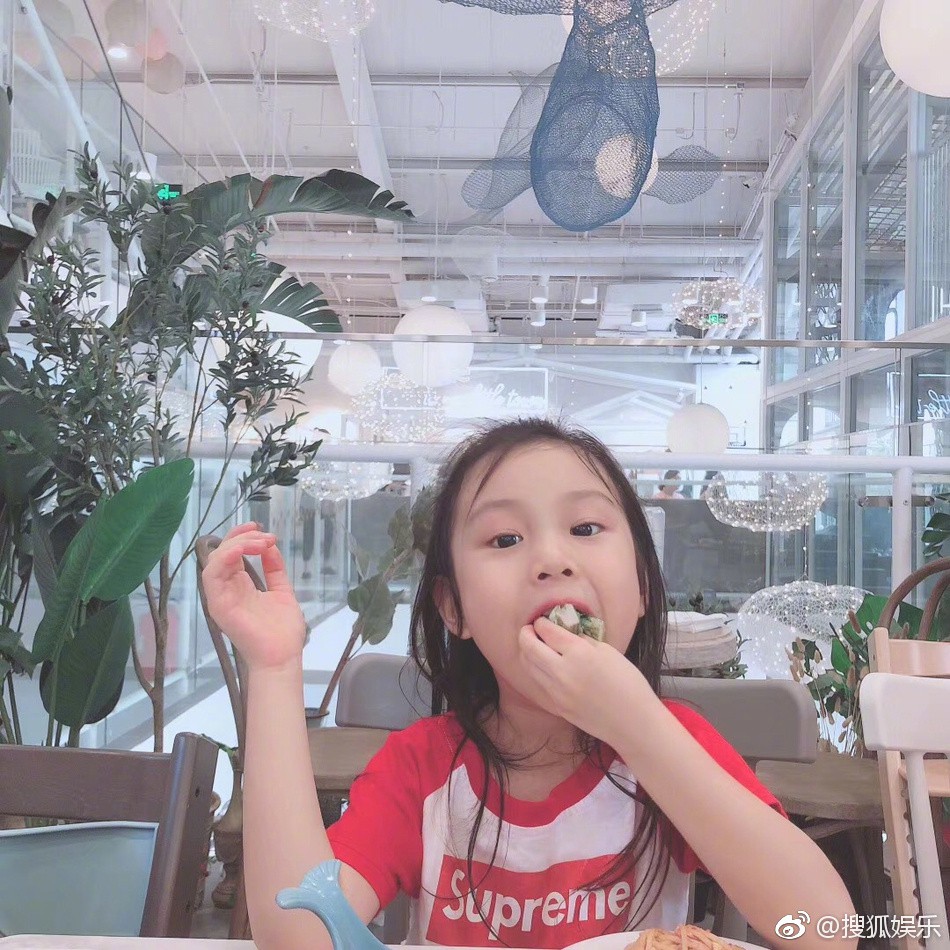 Bức ảnh selfie tai tiếng nhất Cbiz hôm nay: Kẻ ngoại tình Lý Tiểu Lộ rạng rỡ bên vợ sao nam bị tố cưỡng bức