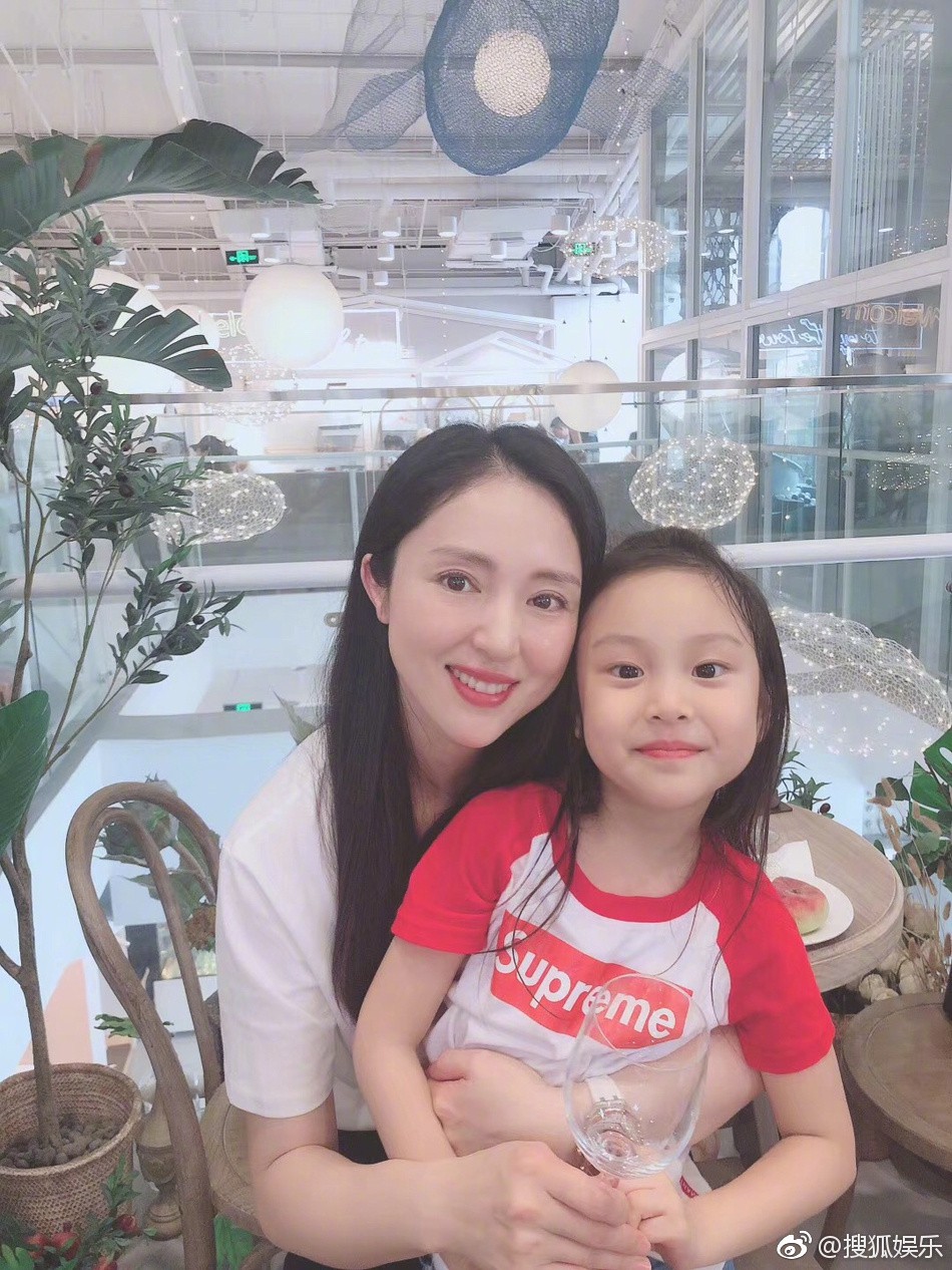 Bức ảnh selfie tai tiếng nhất Cbiz hôm nay: Kẻ ngoại tình Lý Tiểu Lộ rạng rỡ bên vợ sao nam bị tố cưỡng bức