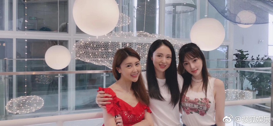 Bức ảnh selfie tai tiếng nhất Cbiz hôm nay: Kẻ ngoại tình Lý Tiểu Lộ rạng rỡ bên vợ sao nam bị tố cưỡng bức