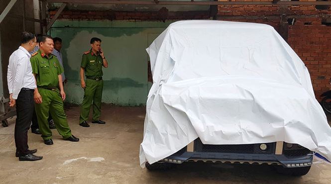 Xác định danh tính tài xế lái xe khủng tiền tỷ gắn biển đỏ giả