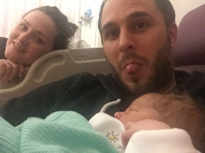 Hàng tháng vẫn có kinh nguyệt, bà mẹ 24 tuổi ngỡ ngàng phát hiện mình mang thai chỉ vài tiếng trước khi sinh con