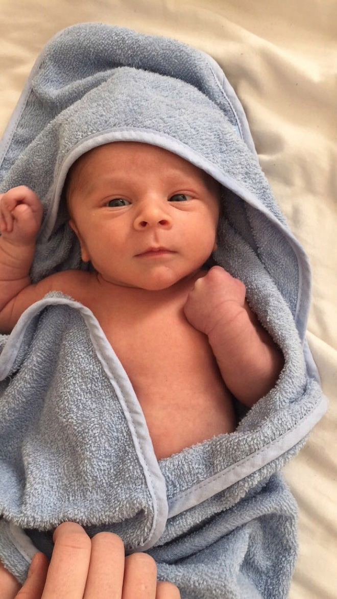 Hàng tháng vẫn có kinh nguyệt, bà mẹ 24 tuổi ngỡ ngàng phát hiện mình mang thai chỉ vài tiếng trước khi sinh con