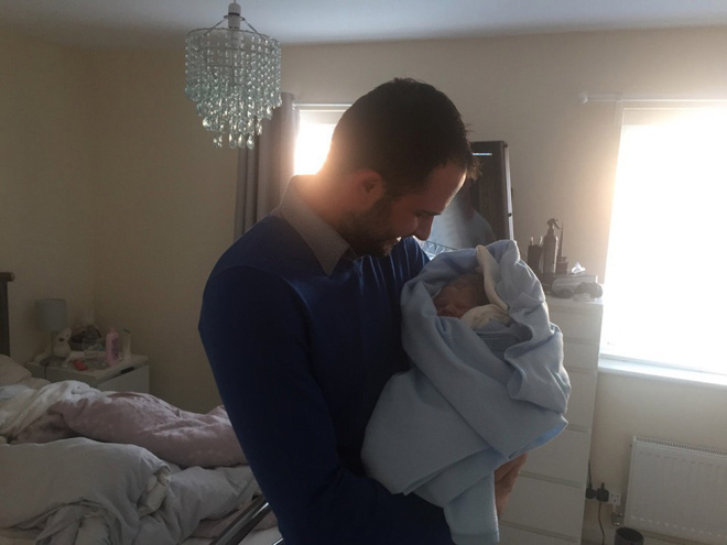 Hàng tháng vẫn có kinh nguyệt, bà mẹ 24 tuổi ngỡ ngàng phát hiện mình mang thai chỉ vài tiếng trước khi sinh con