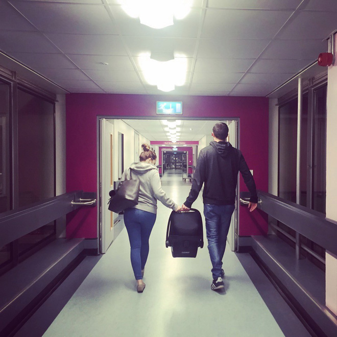 Hàng tháng vẫn có kinh nguyệt, bà mẹ 24 tuổi ngỡ ngàng phát hiện mình mang thai chỉ vài tiếng trước khi sinh con