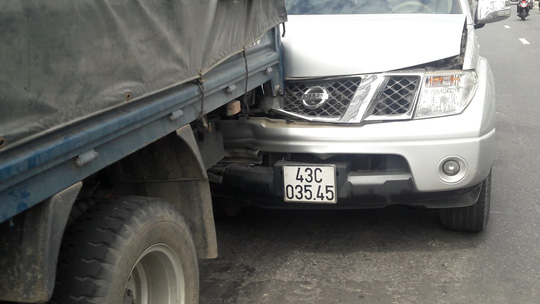 Tránh cô gái ngã xuống đường, xe tải và 2 ô tô va chạm liên hoàn