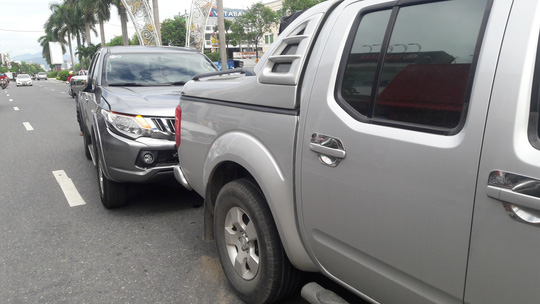 Tránh cô gái ngã xuống đường, xe tải và 2 ô tô va chạm liên hoàn