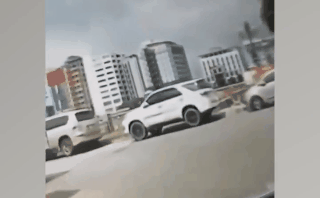 Clip: 3 cô gái bị hất lên nắp capo sau pha va chạm giữa ô tô và xe máy Clip: 3 cô gái bị hất lên nắp capo sau pha va chạm giữa ô tô và xe máy