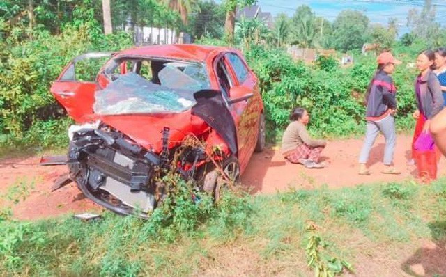 Tài xế lái ô tô về ăn giỗ mắc kẹt giữa đường ray bị tàu hỏa đâm tử vong