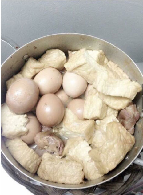 Cười ngất với món trứng xào cà chua có 1-0-2 do anh chồng đảm chiêu đãi vợ