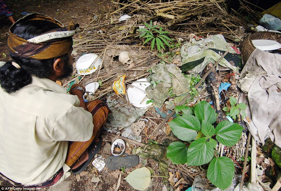 Tục phơi thây người chết trong lồng tre trên đảo Bali