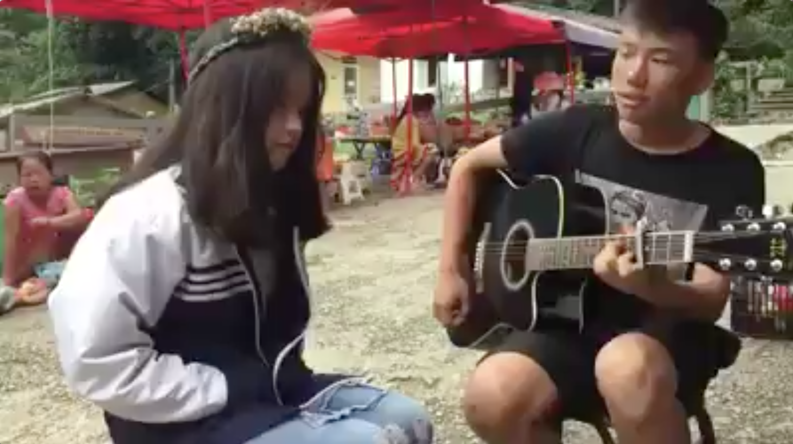 Em gái xinh xắn bán trái cây tại Hà Giang cover Em gái mưa khiến nhiều anh trai thổn thức