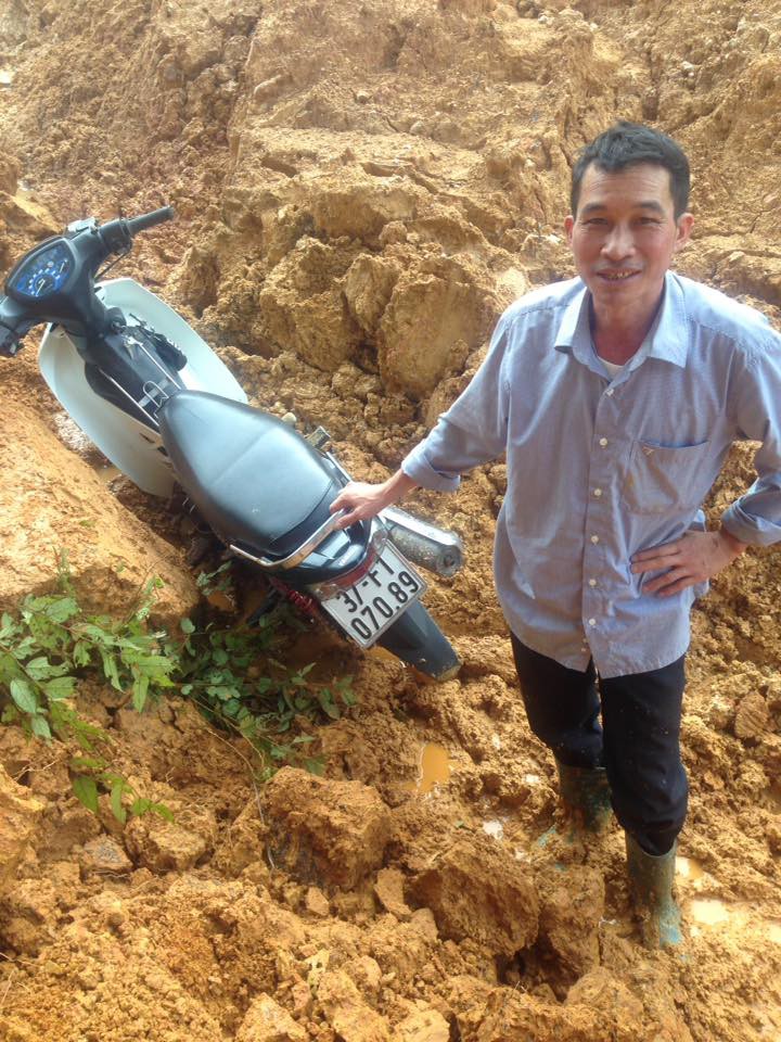 Những người thầy ngã sóng soài trên cung đường vượt núi gian nan, chuẩn bị cho ngày khai giảng ở Tri Lễ 4