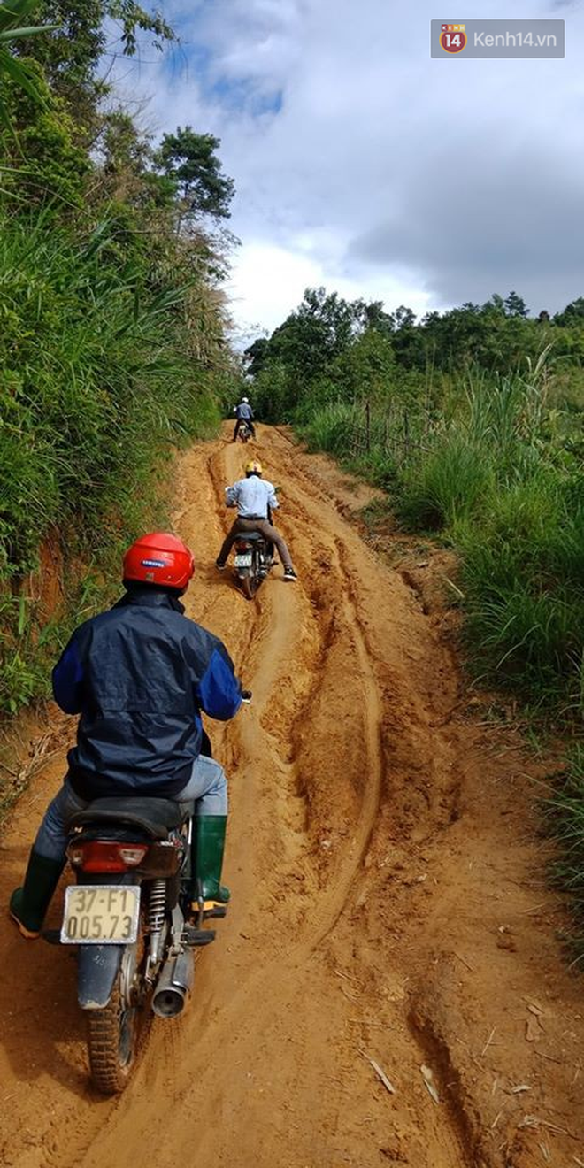Những người thầy ngã sóng soài trên cung đường vượt núi gian nan, chuẩn bị cho ngày khai giảng ở Tri Lễ 4