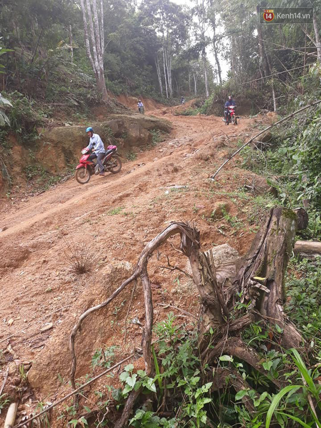 Những người thầy ngã sóng soài trên cung đường vượt núi gian nan, chuẩn bị cho ngày khai giảng ở Tri Lễ 4