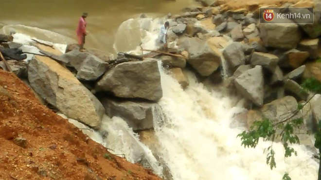 Những người thầy ngã sóng soài trên cung đường vượt núi gian nan, chuẩn bị cho ngày khai giảng ở Tri Lễ 4