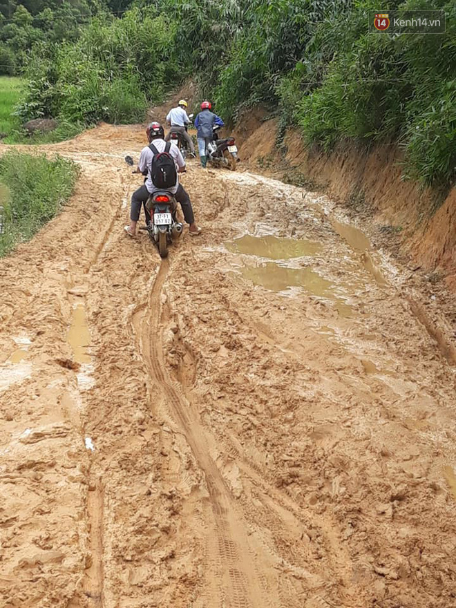 Những người thầy ngã sóng soài trên cung đường vượt núi gian nan, chuẩn bị cho ngày khai giảng ở Tri Lễ 4