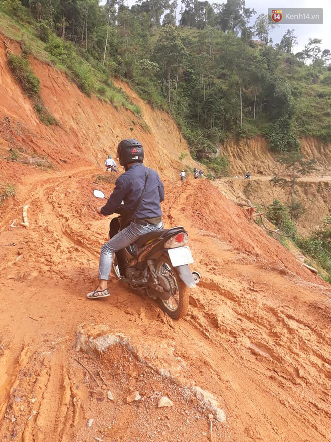 Những người thầy ngã sóng soài trên cung đường vượt núi gian nan, chuẩn bị cho ngày khai giảng ở Tri Lễ 4