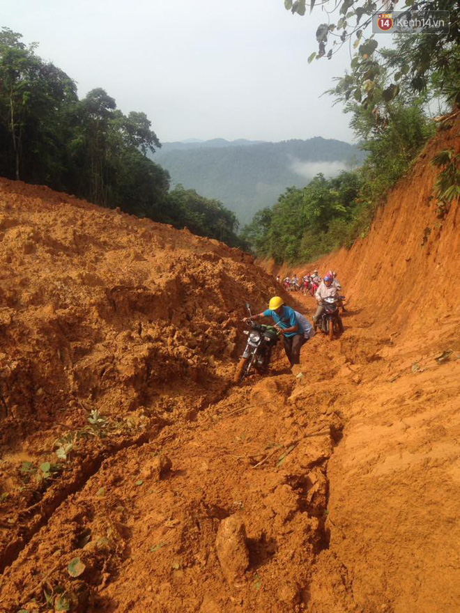 Những người thầy ngã sóng soài trên cung đường vượt núi gian nan, chuẩn bị cho ngày khai giảng ở Tri Lễ 4