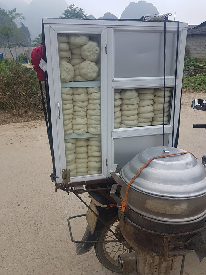 Chàng trai bán bánh bao dạo bỗng dưng gây sốt với những chia sẻ đặc biệt Chàng trai bán bánh bao dạo bỗng dưng gây sốt với những chia sẻ đặc biệt