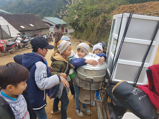 Chàng trai bán bánh bao dạo bỗng dưng gây sốt với những chia sẻ đặc biệt Chàng trai bán bánh bao dạo bỗng dưng gây sốt với những chia sẻ đặc biệt
