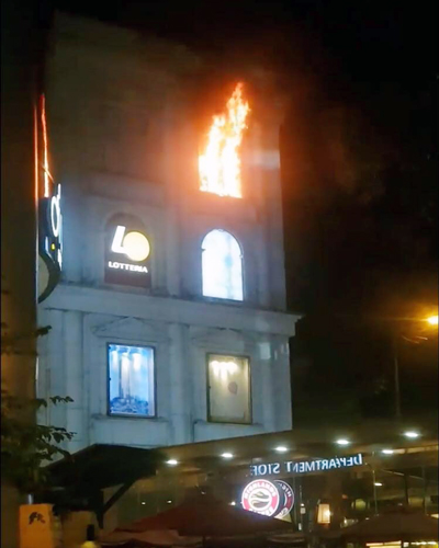 Cháy bảng hiệu trung tâm thương mại giữa Sài Gòn, người dân náo loạn