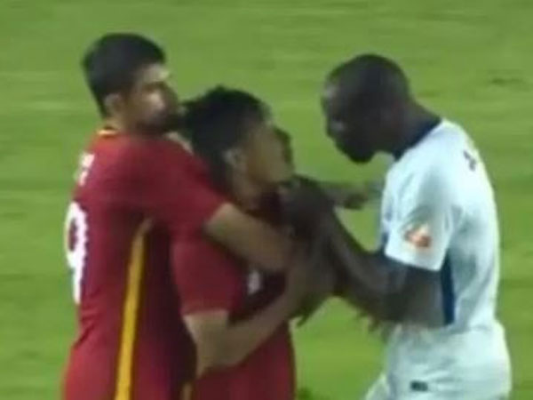 Cầu thủ Trung Quốc trả giá đắt sau vụ phân biệt chủng tộc Demba Ba