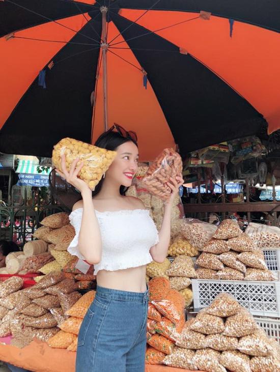 Giữa tin đồn cưới chạy bầu, Nhã Phương vui vẻ đi quay phim, khéo léo khoe vòng eo con kiến