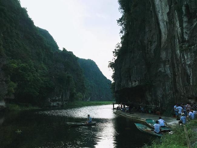 Giữa tin đồn cưới chạy bầu, Nhã Phương vui vẻ đi quay phim, khéo léo khoe vòng eo con kiến Giữa tin đồn cưới chạy bầu, Nhã Phương vui vẻ đi quay phim, khéo léo khoe vòng eo con kiến