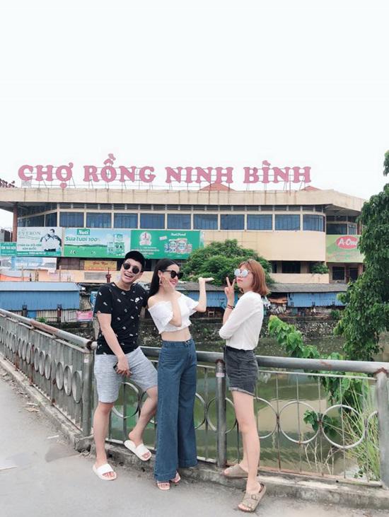 Giữa tin đồn cưới chạy bầu, Nhã Phương vui vẻ đi quay phim, khéo léo khoe vòng eo con kiến Giữa tin đồn cưới chạy bầu, Nhã Phương vui vẻ đi quay phim, khéo léo khoe vòng eo con kiến