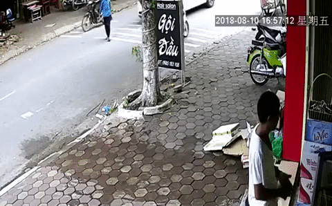 Clip: Ô tô đâm trúng bà cụ sang đường, người xem còn phát hiện hành động gây tranh cãi hơn Clip: Ô tô đâm trúng bà cụ sang đường, người xem còn phát hiện hành động gây tranh cãi hơn