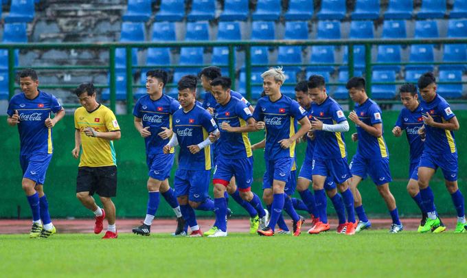 Khán giả đội mưa xem Olympic Việt Nam tập luyện