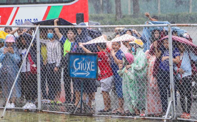 Khán giả đội mưa xem Olympic Việt Nam tập luyện