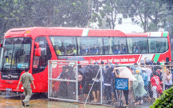 Khán giả đội mưa xem Olympic Việt Nam tập luyện