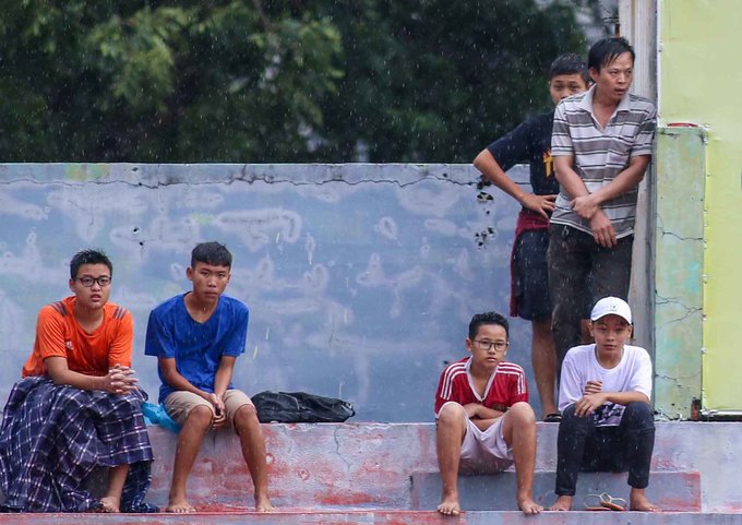 Khán giả đội mưa xem Olympic Việt Nam tập luyện