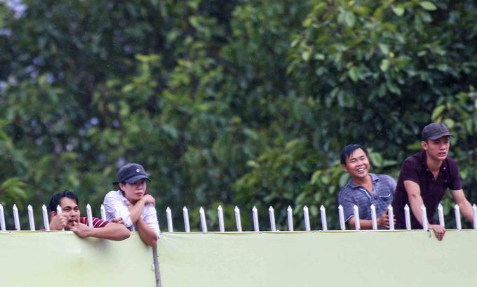 Khán giả đội mưa xem Olympic Việt Nam tập luyện