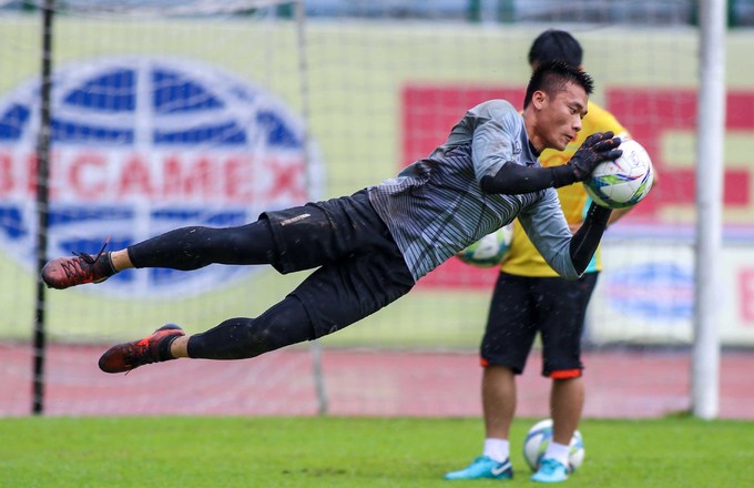 Khán giả đội mưa xem Olympic Việt Nam tập luyện