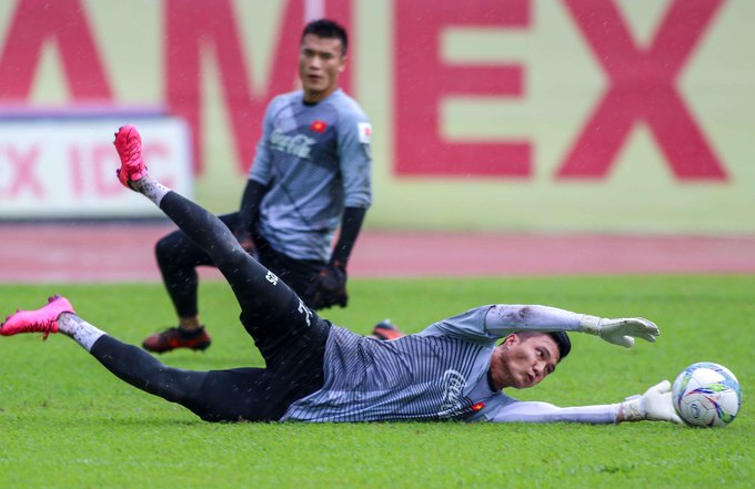 Khán giả đội mưa xem Olympic Việt Nam tập luyện