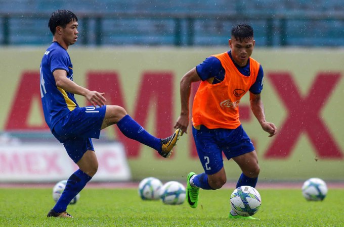 Khán giả đội mưa xem Olympic Việt Nam tập luyện