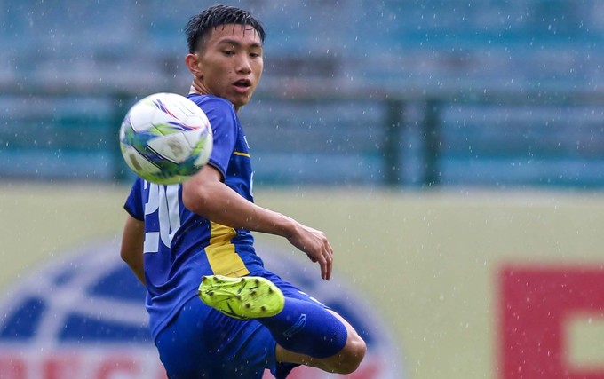 Khán giả đội mưa xem Olympic Việt Nam tập luyện