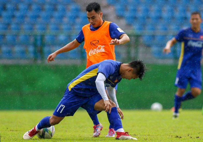 Khán giả đội mưa xem Olympic Việt Nam tập luyện