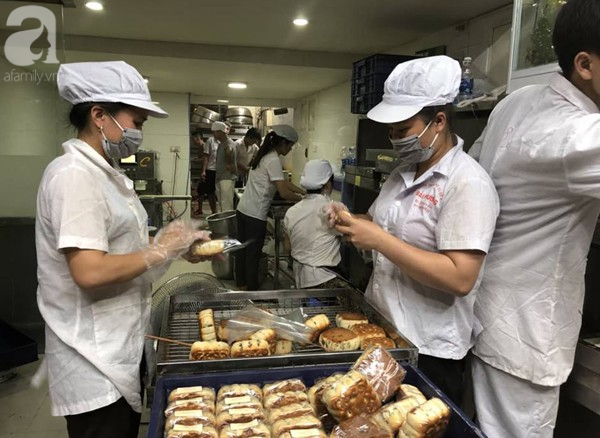 Người Hà Nội bắt đầu xếp hàng mua bánh trung thu từ sáng sớm đến 1h đêm