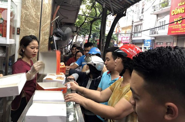 Người Hà Nội bắt đầu xếp hàng mua bánh trung thu từ sáng sớm đến 1h đêm
