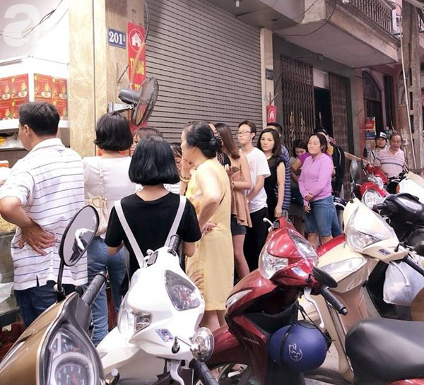Người Hà Nội bắt đầu xếp hàng mua bánh trung thu từ sáng sớm đến 1h đêm