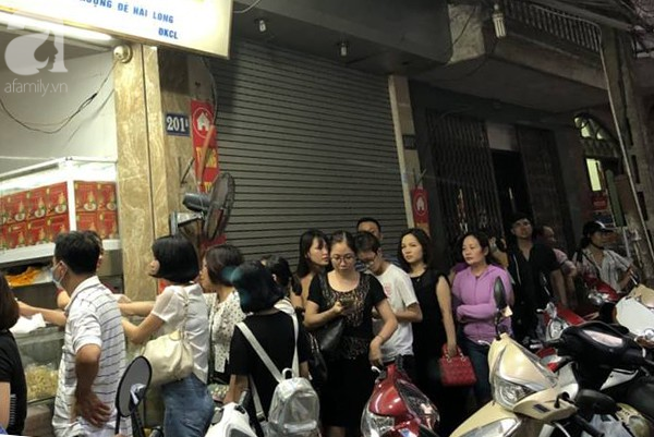 Người Hà Nội bắt đầu xếp hàng mua bánh trung thu từ sáng sớm đến 1h đêm