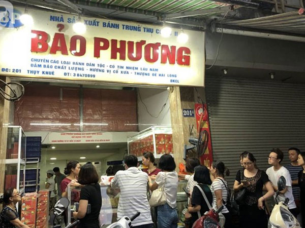 Người Hà Nội bắt đầu xếp hàng mua bánh trung thu từ sáng sớm đến 1h đêm