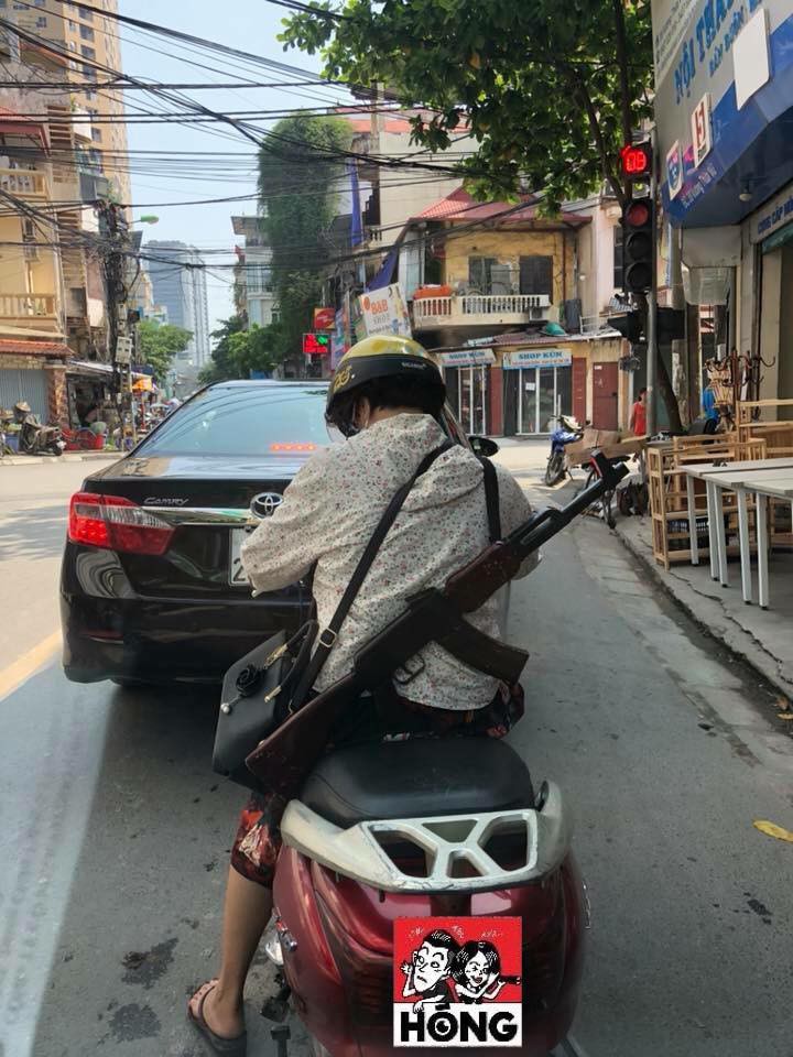 Cư dân mạng sốc khi nhìn chị ninja đeo súng AK đi hiên ngang trên phố