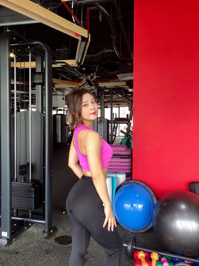 9X xinh đẹp khoe bắp tay cuồn cuộn nhưng thân hình đồng hồ cát mới là điều khiến dân tình chú ý 9X xinh đẹp khoe bắp tay cuồn cuộn nhưng thân hình đồng hồ cát mới là điều khiến dân tình chú ý