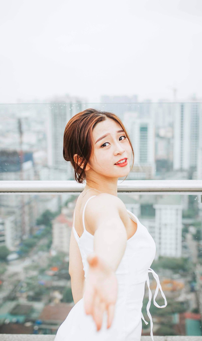 9X xinh đẹp khoe bắp tay cuồn cuộn nhưng thân hình đồng hồ cát mới là điều khiến dân tình chú ý